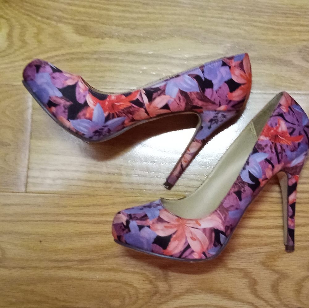 Gorgeous size 7.5 stilettos!